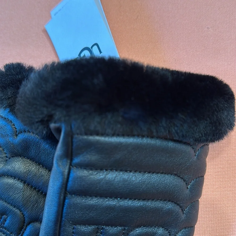 New UGG Leather/Faux Fur Lining Gloves. Black. Size Small.